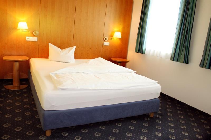 Hotel Servus Europa Suben Exteriör bild